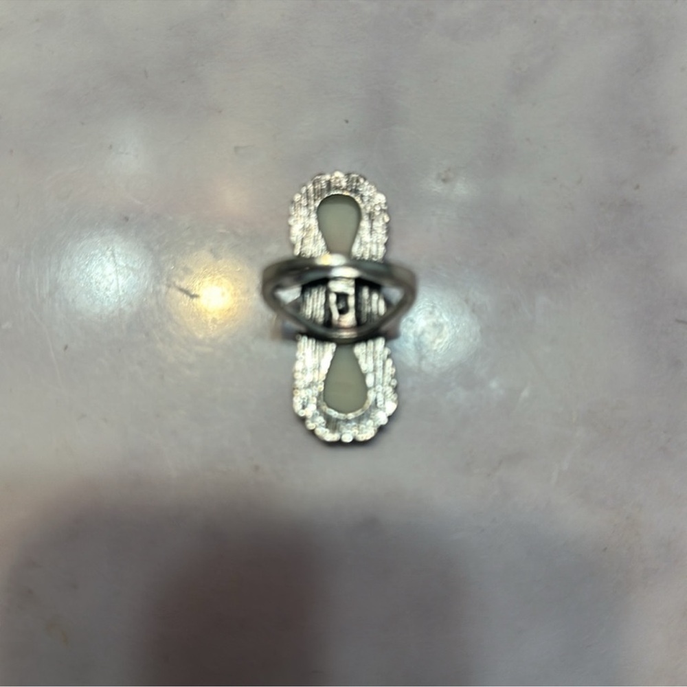 cute vintage looking ring its super light pre-owned 8 - Picture 2 of 6